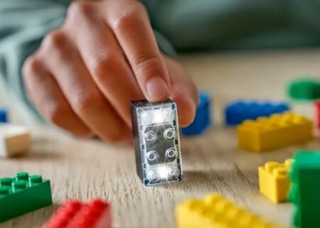 Lego bán máy tính siêu nhỏ Smart Brick, kích thước bằng viên gạch đồ chơi 2×4