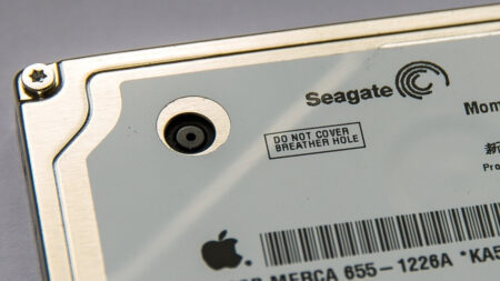 Lỗ nhỏ bí ẩn trên ổ cứng HDD có thể phá hủy mọi dữ liệu