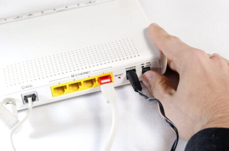 Tại sao nên rút phích cắm thiết bị WiFi mỗi tuần?