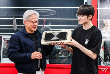 CEO Nvidia gặp Faker tại Hàn Quốc, ký tặng RTX 5090 cho người hâm mộ
