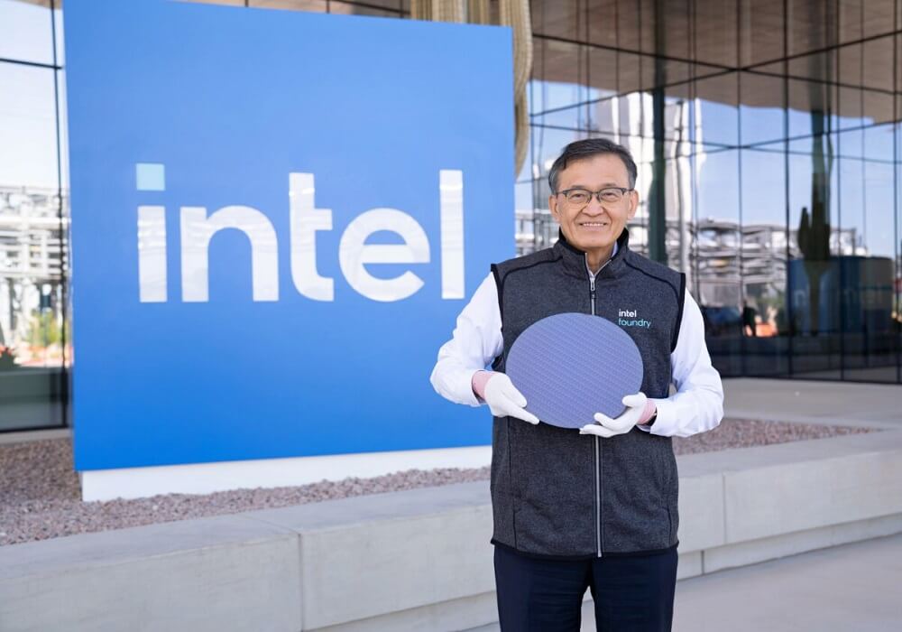 Intel giới thiệu một tấm wafer bán dẫn tại nhà máy.